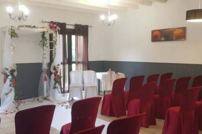 Miniature Location salle Le Crest (Puy-de-Dôme) - Domaine du Val d'Auzon #22 Étang calme entouré d'arbres avec un paysage vallonné en arrière-plan sous une lumière naturelle.