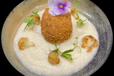 Miniature Location salle Le Crest (Puy-de-Dôme) - Domaine du Val d'Auzon #15 Étang calme entouré d'arbres avec un paysage vallonné en arrière-plan sous une lumière naturelle.