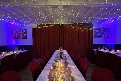 Miniature Location salle Le Crest (Puy-de-Dôme) - Domaine du Val d'Auzon #7 Étang calme entouré d'arbres avec un paysage vallonné en arrière-plan sous une lumière naturelle.