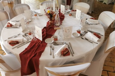 Miniature Location salle Le Crest (Puy-de-Dôme) - Domaine du Val d'Auzon #6 Étang calme entouré d'arbres avec un paysage vallonné en arrière-plan sous une lumière naturelle.