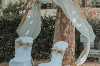 Miniature Location salle Le Crest (Puy-de-Dôme) - Domaine du Val d'Auzon #3 Étang calme entouré d'arbres avec un paysage vallonné en arrière-plan sous une lumière naturelle.
