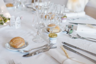 Miniature Location salle Le Crest (Puy-de-Dôme) - Domaine du Val d'Auzon #13 Étang calme entouré d'arbres avec un paysage vallonné en arrière-plan sous une lumière naturelle.