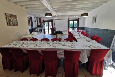 Miniature Location salle Le Crest (Puy-de-Dôme) - Domaine du Val d'Auzon #5 Étang calme entouré d'arbres avec un paysage vallonné en arrière-plan sous une lumière naturelle.