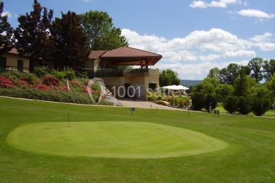 Miniature Location salle Le Crest (Puy-de-Dôme) - Domaine du Val d'Auzon #25 Étang calme entouré d'arbres avec un paysage vallonné en arrière-plan sous une lumière naturelle.