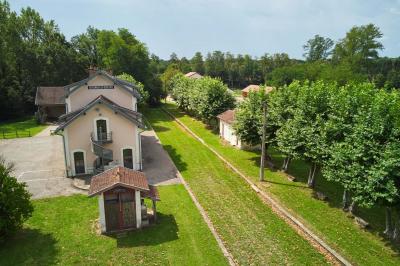Miniature Location salle Sergenaux (Jura) - La Maison des Etangs #5 Salle de réunion lumineuse avec tables disposées en U et chaises orange, entourée de grandes fenêtres.