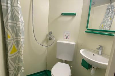 Miniature Location salle Sergenaux (Jura) - La Maison des Etangs #7 Salle de réunion lumineuse avec tables disposées en U et chaises orange, entourée de grandes fenêtres.