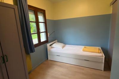 Miniature Location salle Sergenaux (Jura) - La Maison des Etangs #9 Salle de réunion lumineuse avec tables disposées en U et chaises orange, entourée de grandes fenêtres.