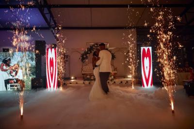 Miniature DJ Dammartin-en-Goële (Seine-et-Marne) - Dj Brod #2 Un DJ portant un casque audio mixe sur son équipement dans un environnement sombre.