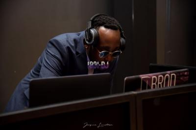 Miniature DJ Dammartin-en-Goële (Seine-et-Marne) - Dj Brod #5 Un DJ portant un casque audio mixe sur son équipement dans un environnement sombre.