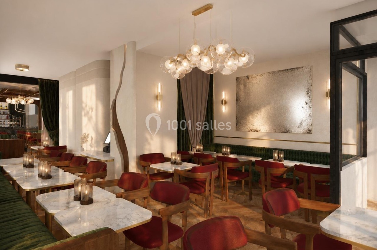 Salle de restaurant élégante avec tables en marbre, chaises en bois rouge, banquettes vertes et éclairage suspendu.
