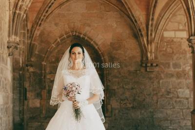 Miniature Au Bord des Yeux #3 Un couple s'embrasse en arrière-plan tandis qu'un bouquet de fleurs est mis au premier plan.