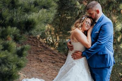 Miniature Au Bord des Yeux #4 Un couple s'embrasse en arrière-plan tandis qu'un bouquet de fleurs est mis au premier plan.