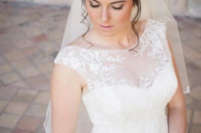 Miniature Au Bord des Yeux #5 Un couple s'embrasse en arrière-plan tandis qu'un bouquet de fleurs est mis au premier plan.