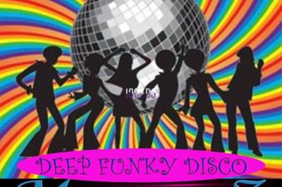 Miniature DJ Fontcouverte (Charente-Maritime) - LD Animation #3 Table de mixage avec platines et boutons lumineux, accompagnée d'écrans affichant des interfaces de mixage audio.