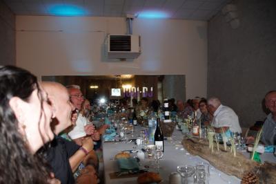 Miniature DJ Fontcouverte (Charente-Maritime) - LD Animation #5 Table de mixage avec platines et boutons lumineux, accompagnée d'écrans affichant des interfaces de mixage audio.