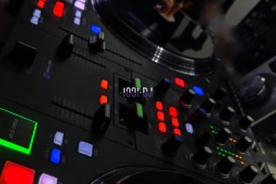 Miniature DJ Fontcouverte (Charente-Maritime) - LD Animation #7 Table de mixage avec platines et boutons lumineux, accompagnée d'écrans affichant des interfaces de mixage audio.