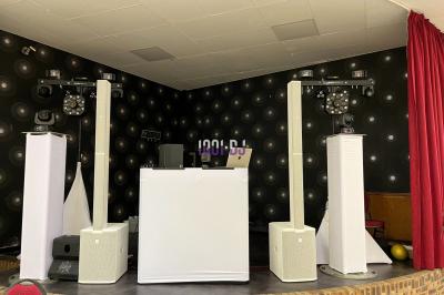 Miniature DJ Coulogne (Pas-de-Calais) - GreG évènements #8 Un couple danse dans une ambiance festive avec éclairages colorés, fumée et étincelles décoratives.