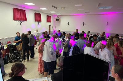 Miniature DJ Coulogne (Pas-de-Calais) - GreG évènements #9 Un couple danse dans une ambiance festive avec éclairages colorés, fumée et étincelles décoratives.