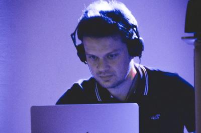 Miniature DJ Coulogne (Pas-de-Calais) - GreG évènements #11 Un couple danse dans une ambiance festive avec éclairages colorés, fumée et étincelles décoratives.