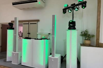 Miniature DJ Coulogne (Pas-de-Calais) - GreG évènements #13 Un couple danse dans une ambiance festive avec éclairages colorés, fumée et étincelles décoratives.