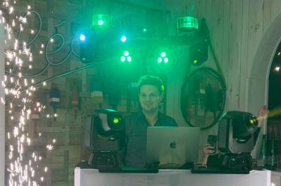 Miniature DJ Coulogne (Pas-de-Calais) - GreG évènements #4 Un couple danse dans une ambiance festive avec éclairages colorés, fumée et étincelles décoratives.