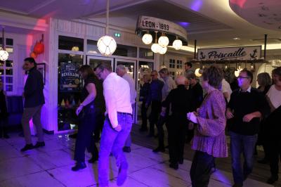 Miniature DJ Coulogne (Pas-de-Calais) - GreG évènements #13 Un DJ mixe sur un ordinateur portable, entouré de lumières colorées dans un décor en bois avec des bouées suspendues.