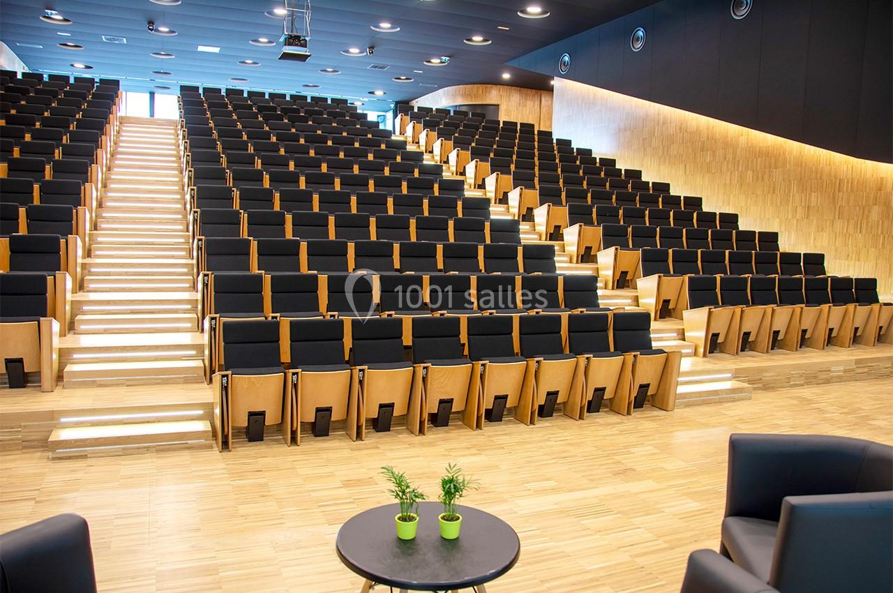 Auditorium avec lounge et extérieur