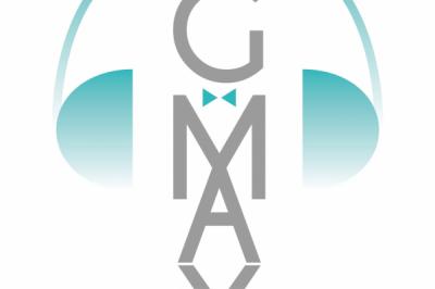 Miniature DJ Santeuil (Val-d'Oise) - G-Max #18 Salle de réception décorée avec des tables rondes, nappes blanches, chaises transparentes et guirlandes lumineuses.