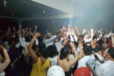 Miniature DJ Santeuil (Val-d'Oise) - G-Max #20 Salle de réception décorée avec des tables rondes, nappes blanches, chaises transparentes et guirlandes lumineuses.