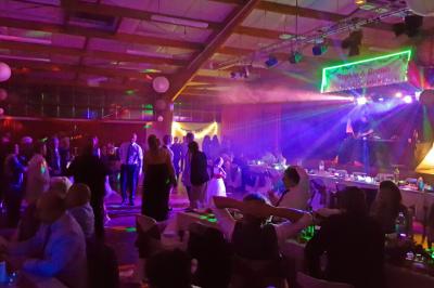 Miniature DJ Santeuil (Val-d'Oise) - G-Max #16 Salle de réception décorée avec des tables rondes, nappes blanches, chaises transparentes et guirlandes lumineuses.