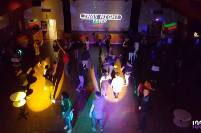 Miniature DJ Santeuil (Val-d'Oise) - G-Max #15 Salle de réception décorée avec des tables rondes, nappes blanches, chaises transparentes et guirlandes lumineuses.