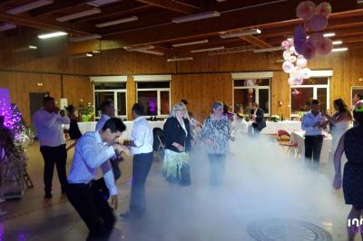 Miniature DJ Santeuil (Val-d'Oise) - G-Max #21 Salle de réception décorée avec des tables rondes, nappes blanches, chaises transparentes et guirlandes lumineuses.