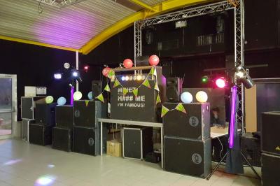 Miniature DJ Santeuil (Val-d'Oise) - G-Max #23 Salle de réception décorée avec des tables rondes, nappes blanches, chaises transparentes et guirlandes lumineuses.