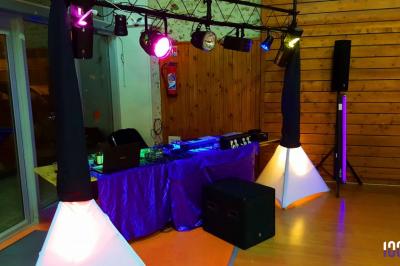 Miniature DJ Santeuil (Val-d'Oise) - G-Max #24 Salle de réception décorée avec des tables rondes, nappes blanches, chaises transparentes et guirlandes lumineuses.