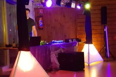 Miniature DJ Santeuil (Val-d'Oise) - G-Max #25 Salle de réception décorée avec des tables rondes, nappes blanches, chaises transparentes et guirlandes lumineuses.