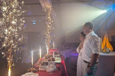 Miniature DJ Santeuil (Val-d'Oise) - G-Max #10 Salle de réception décorée avec des tables rondes, nappes blanches, chaises transparentes et guirlandes lumineuses.