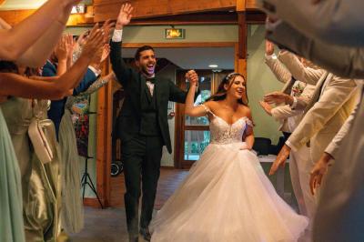 Miniature DJ Santeuil (Val-d'Oise) - G-Max #6 Salle de réception décorée avec des tables rondes, nappes blanches, chaises transparentes et guirlandes lumineuses.