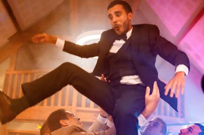 Miniature DJ Santeuil (Val-d'Oise) - G-Max #12 Salle de réception décorée avec des tables rondes, nappes blanches, chaises transparentes et guirlandes lumineuses.