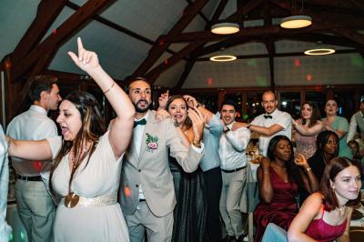 Miniature DJ Santeuil (Val-d'Oise) - G-Max #4 Salle de réception décorée avec des tables rondes, nappes blanches, chaises transparentes et guirlandes lumineuses.