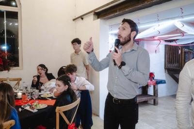 Miniature DJ Santeuil (Val-d'Oise) - G-Max #3 Salle de réception décorée avec des tables rondes, nappes blanches, chaises transparentes et guirlandes lumineuses.