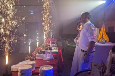 Miniature DJ Santeuil (Val-d'Oise) - G-Max #9 Salle de réception décorée avec des tables rondes, nappes blanches, chaises transparentes et guirlandes lumineuses.