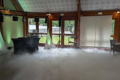 Miniature DJ Santeuil (Val-d'Oise) - G-Max #5 Salle de réception décorée avec des tables rondes, nappes blanches, chaises transparentes et guirlandes lumineuses.