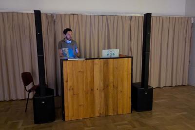 Miniature DJ Santeuil (Val-d'Oise) - G-Max #7 Salle de réception décorée avec des tables rondes, nappes blanches, chaises transparentes et guirlandes lumineuses.