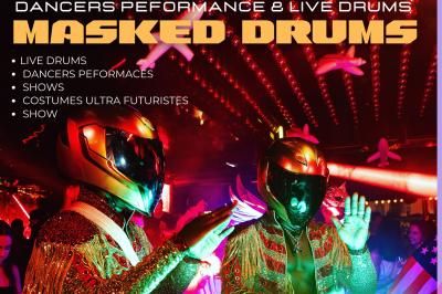 Femme portant une tenue rouge ornée de perles et un accessoire de tête assorti, posant devant une porte en bois sculpté.