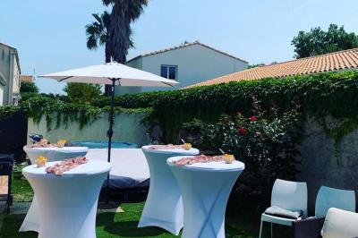 Flûte personnalisée avec le prénom ’Marion’ et bougie marquée ’50 ans’, posées sur une table devant un fond rose.