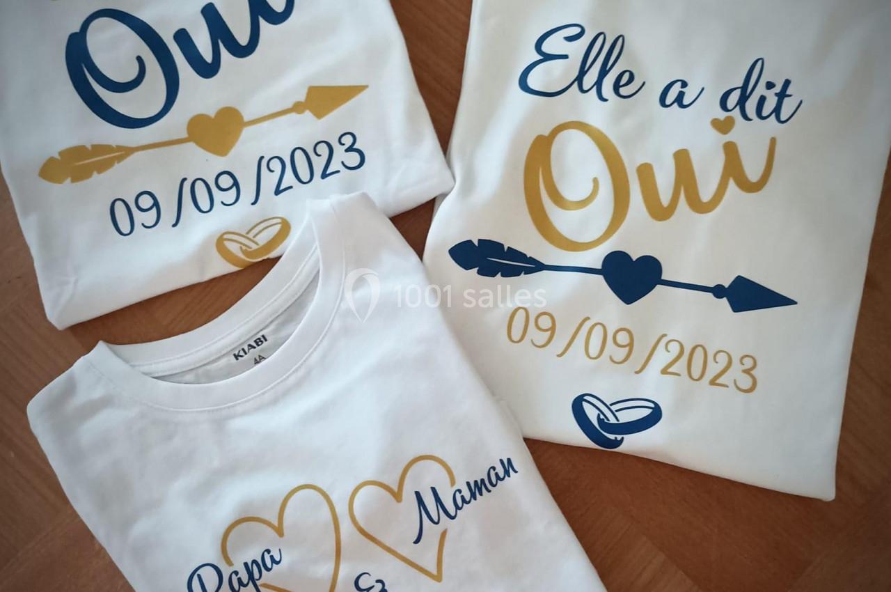 Trois t-shirts personnalisés avec des inscriptions célébrant un mariage, incluant la date ’09/09/2023’.