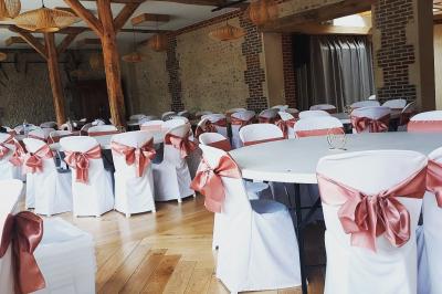 Miniature La Dernière Housse #5 Ballon arc-en-ciel en forme de chiffre un, table décorée avec nappe rouge et bouteille au premier plan.