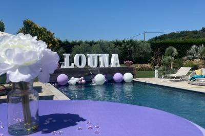 Miniature Alyson Décors #2 Décoration d'anniversaire avec ballons violets et blancs, chiffre lumineux ’18’ et présentoirs cylindriques blancs.