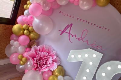 Miniature Alyson Décors #3 Décoration d'anniversaire avec ballons violets et blancs, chiffre lumineux ’18’ et présentoirs cylindriques blancs.