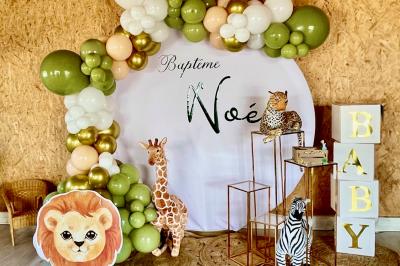 Miniature Alyson Décors #4 Décoration d'anniversaire avec ballons violets et blancs, chiffre lumineux ’18’ et présentoirs cylindriques blancs.